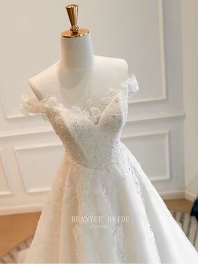 NWOT Light champagne wedding dress, detachable off-shoulder straps